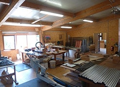 Orgelpfeifen und Maschinen auf Tischen in Werkstatt